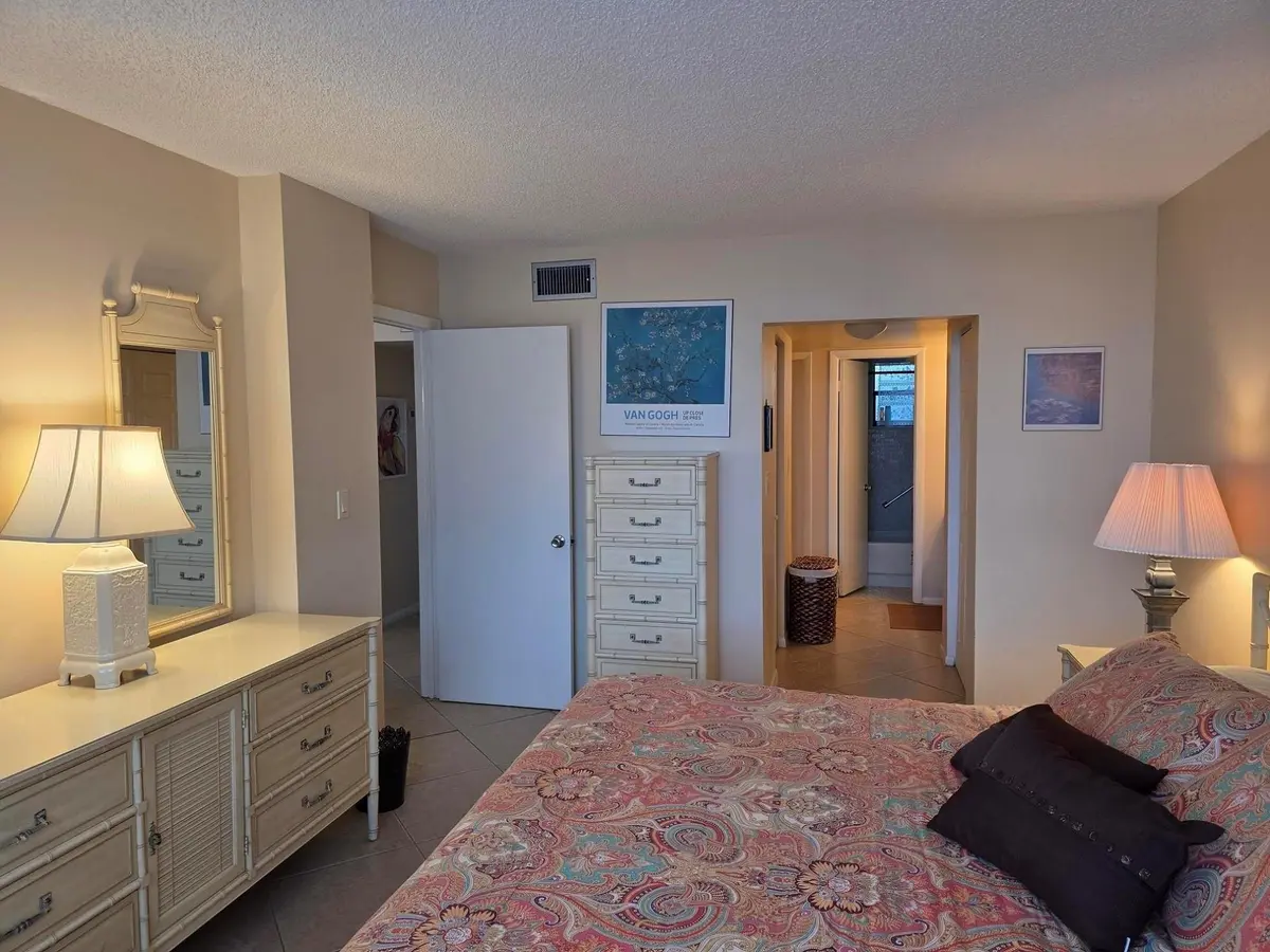 Photo 8 at 1001 Colony Point Circle 405, Pembroke Pines