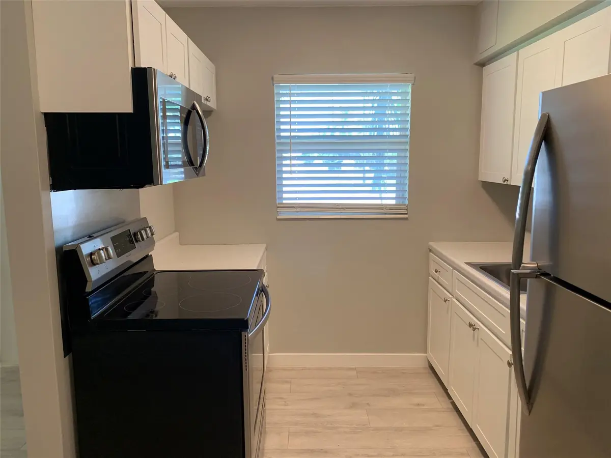 Photo 7 at 4385 NE 13th Avenue, Oakland Park