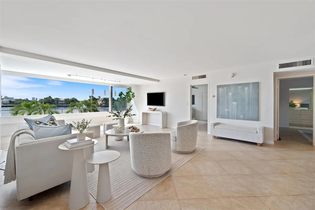 Photo 2 at 215 N Birch Road 2b, Fort Lauderdale