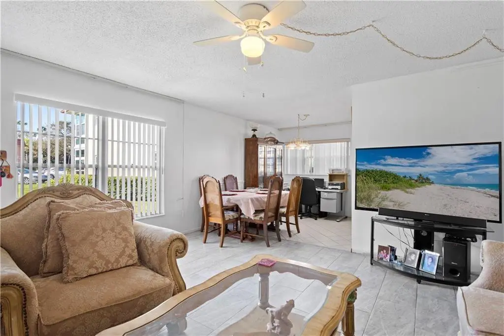 Photo 3 at 11 S Vista Palm Lane 102, Vero Beach