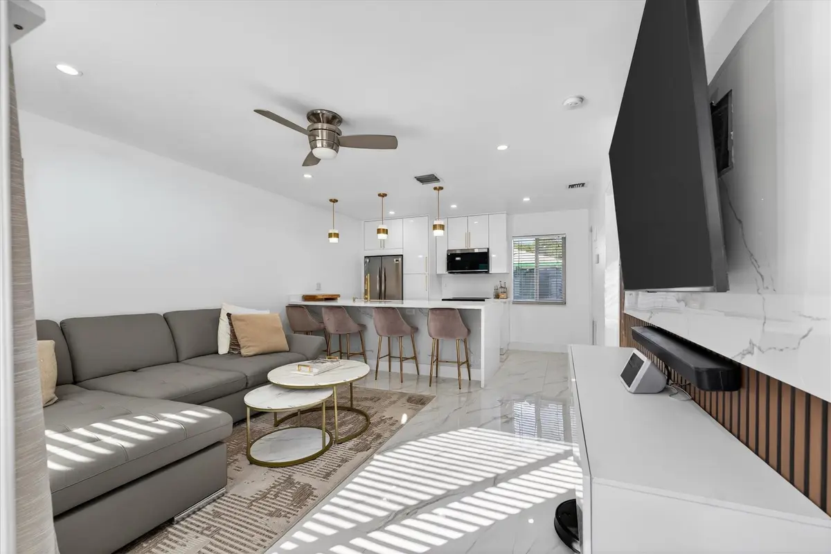 Photo 4 at 883 NE 33rd Street, Oakland Park