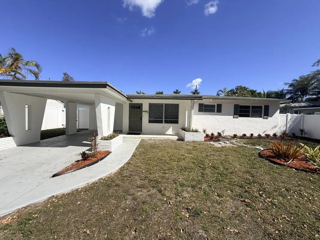 Photo 2 at 607 N Golf Drive, Hollywood