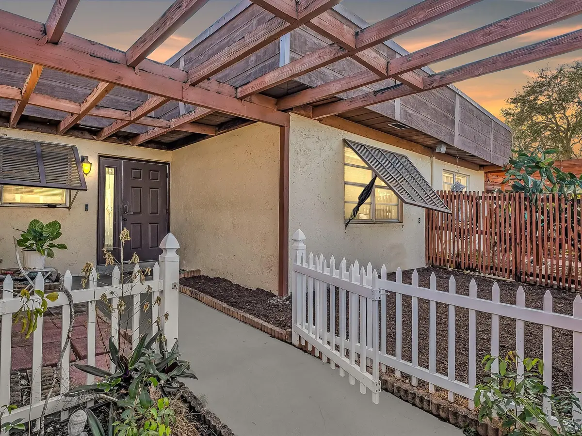 Photo 2 at 2551 N 40th Avenue 2551, Hollywood