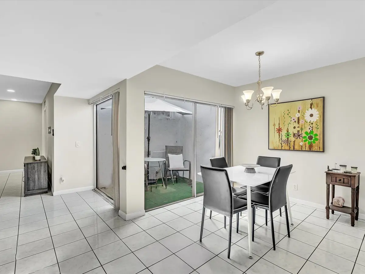 Photo 4 at 2551 N 40th Avenue 2551, Hollywood