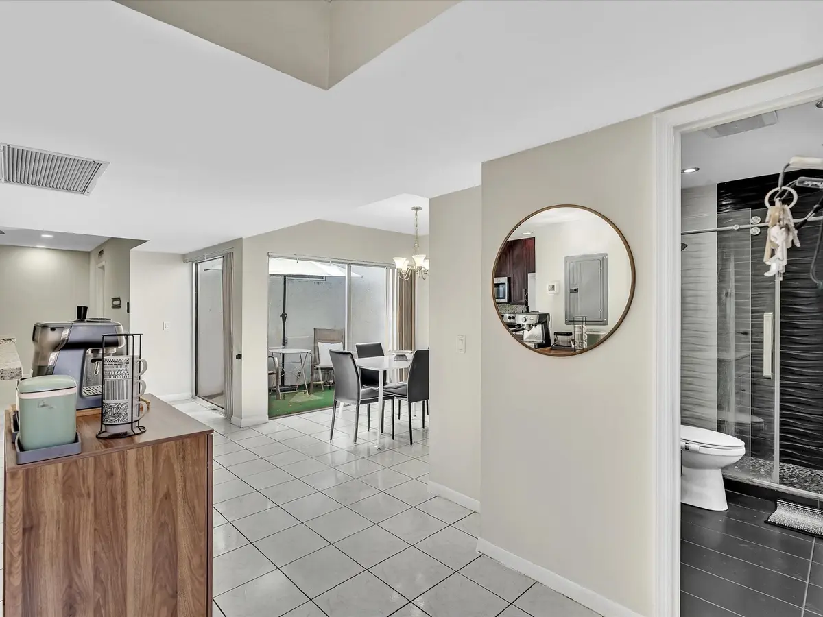 Photo 5 at 2551 N 40th Avenue 2551, Hollywood