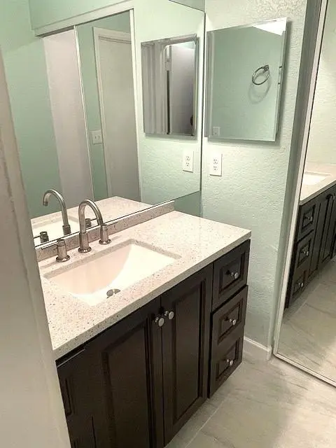 Photo 5 at 817 E Palm Run Drive, North Lauderdale