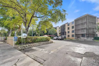 3800 N Hills Drive 412, Hollywood – Condominium for sale