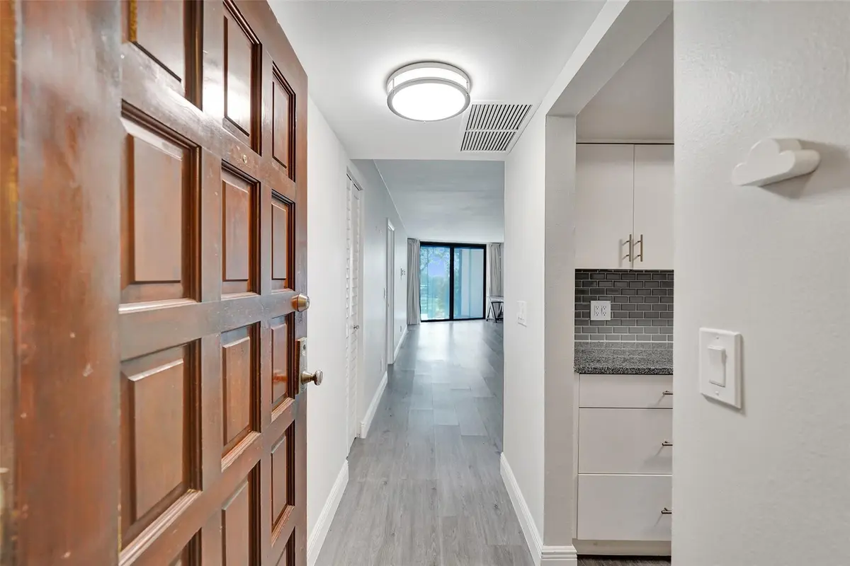 Photo 4 at 3800 N Hills Drive 412, Hollywood