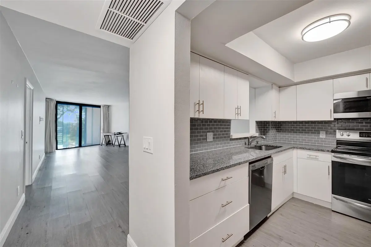 Photo 5 at 3800 N Hills Drive 412, Hollywood