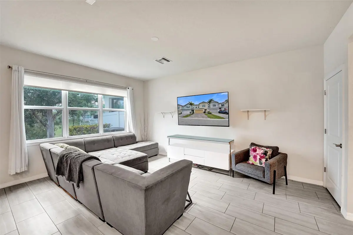 Photo 7 at 5068 Greenway Drive 0, Hollywood