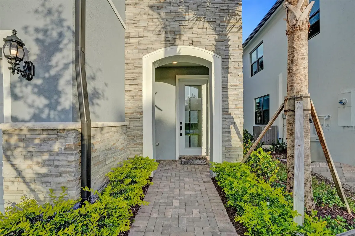 Photo 2 at 4422 Silverwood Lane, Oakland Park