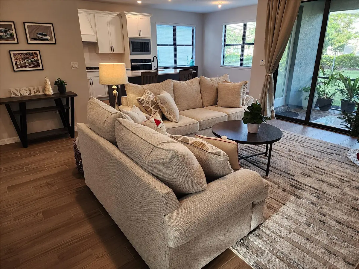 Photo 6 at 4422 Silverwood Lane, Oakland Park