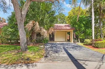 16131 Laurel Drive 33, Weston – Condominium for sale