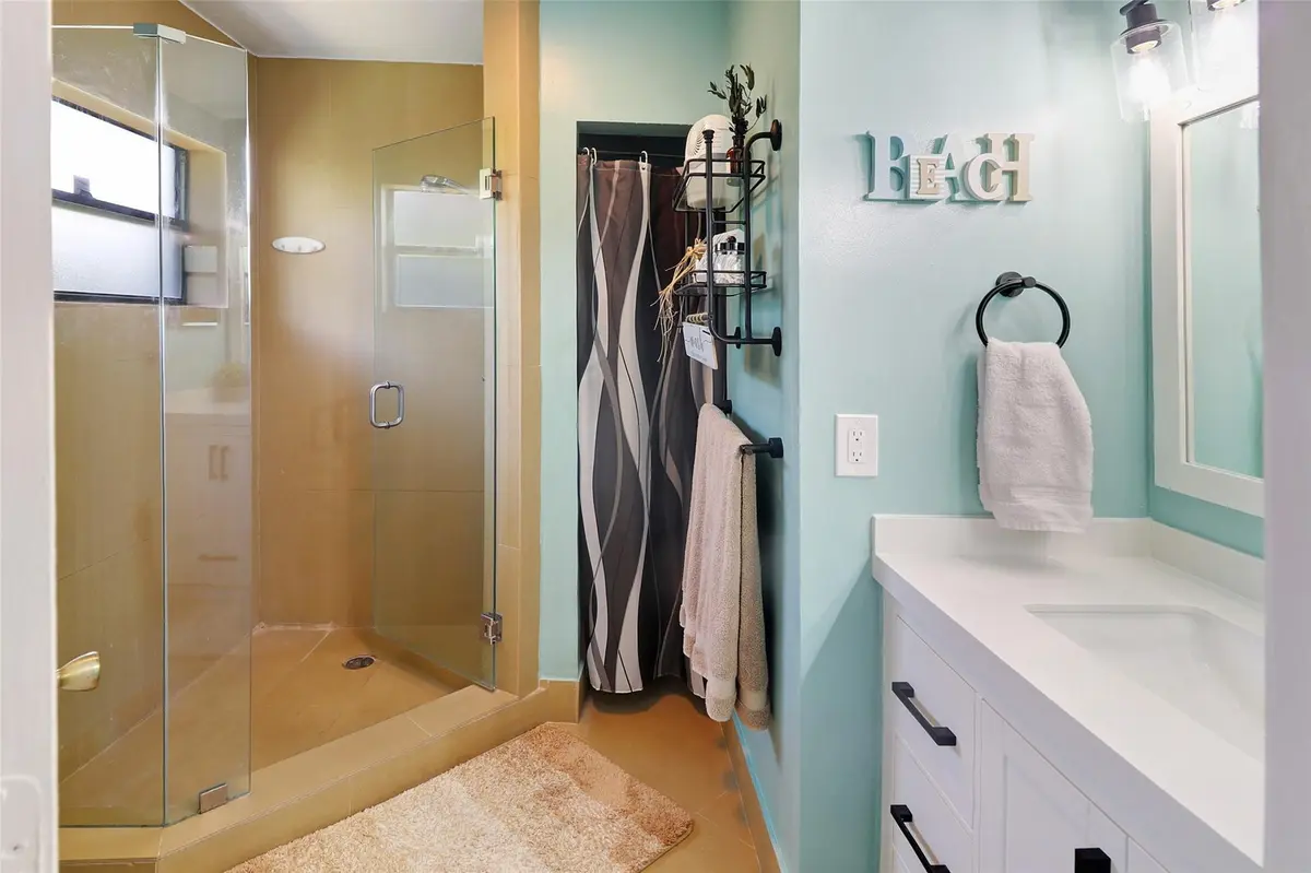 main bath at 231 SE 9th Street, Dania Beach