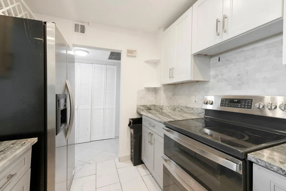 Photo 1 at 3800 N Hills Drive 402, Hollywood