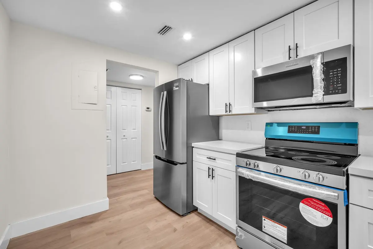 Photo 3 at 3900 N Hills Drive 414, Hollywood