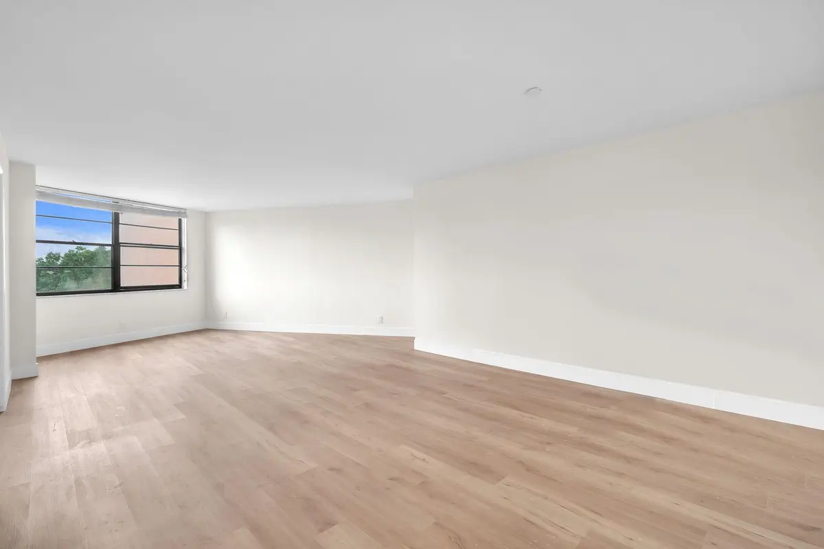 Photo 4 at 3900 N Hills Drive 414, Hollywood