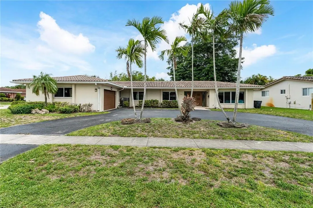 Photo 1 at 4000 N 41st Court, Hollywood