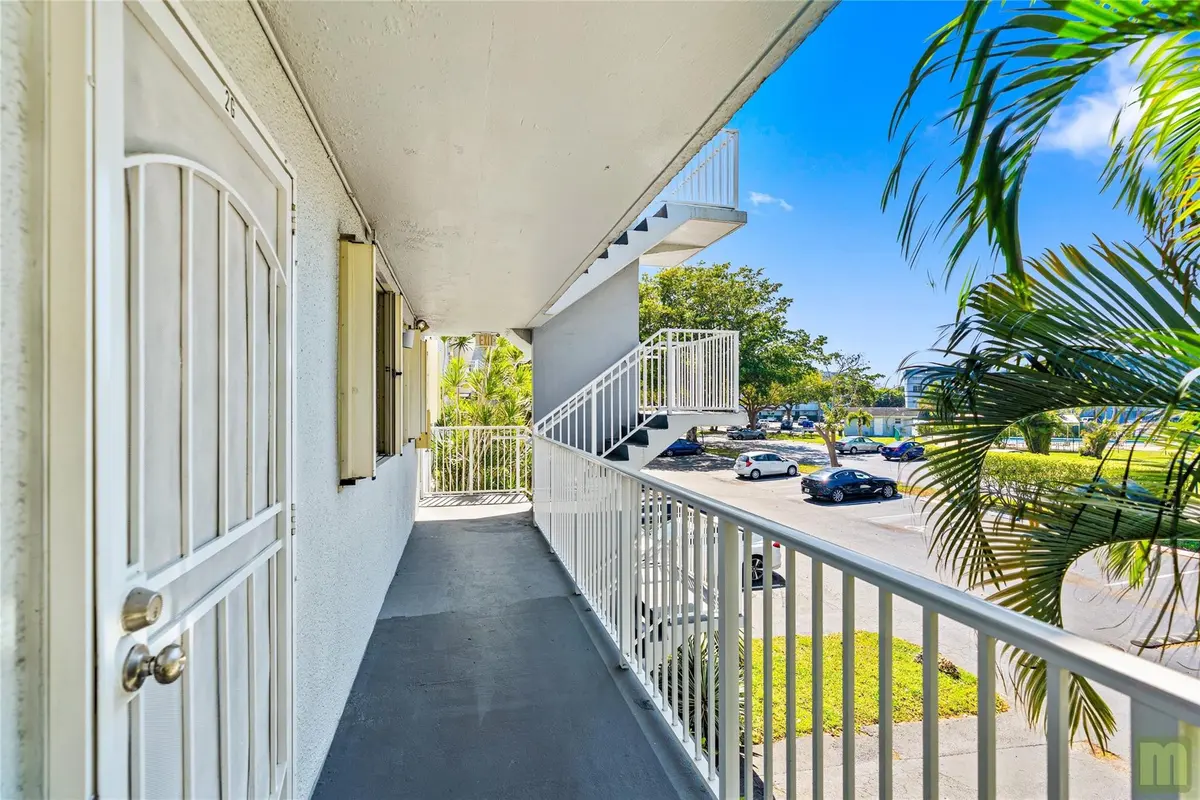 Photo 5 at 105 Royal Park Drive 2g, Oakland Park