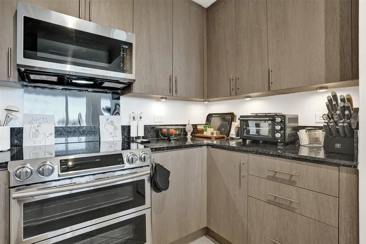 42" cabinets at 2601 NE 14th Avenue 401, Wilton Manors