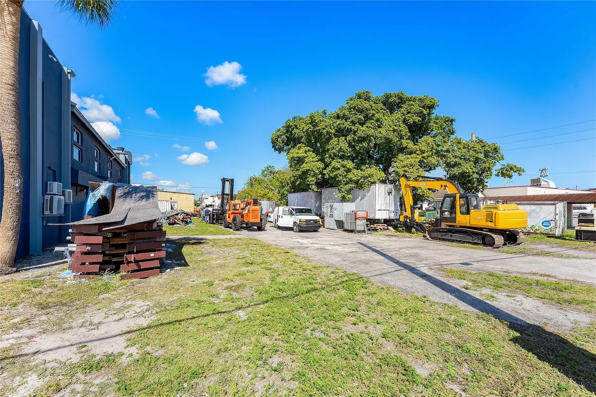 Photo 6 at 325 SW 26th Street, Fort Lauderdale