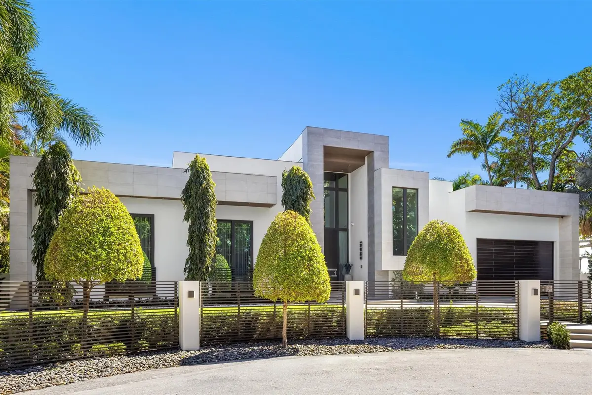 Photo 8 at 816 Riviera Isle Drive, Fort Lauderdale