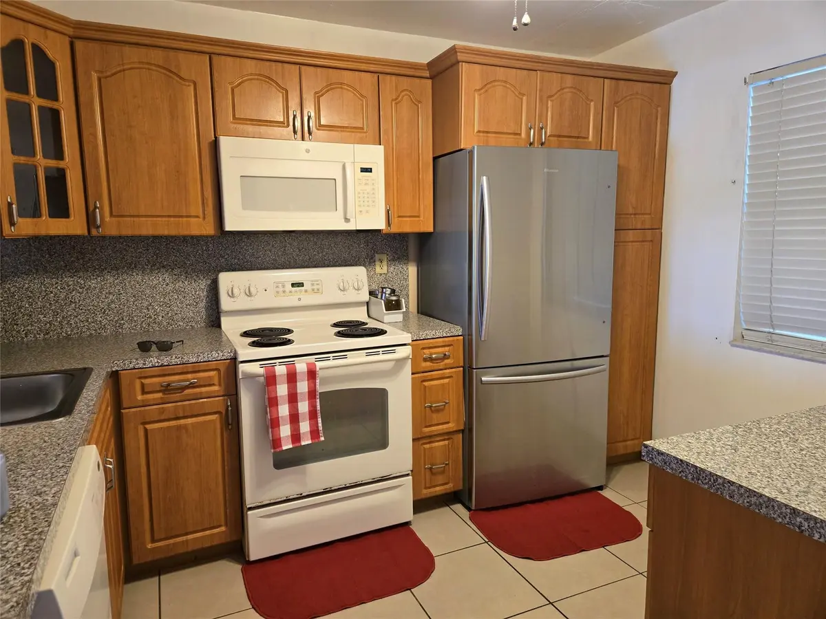 Photo 4 at 1001 Colony Point Circle 305, Pembroke Pines