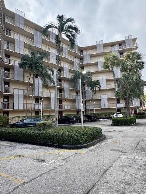 Photo 4 at 3301 N Country Club Drive 506, Aventura