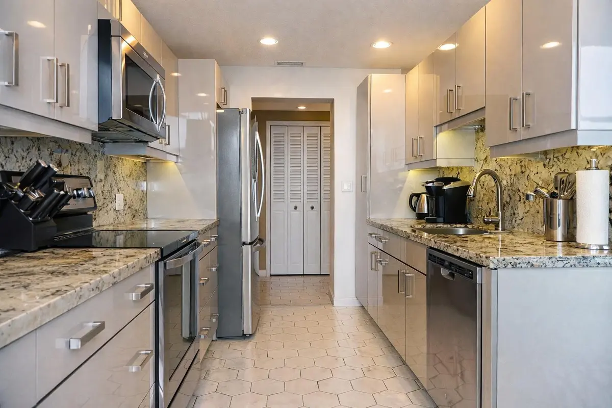 Photo 4 at 4330 Hillcrest Drive 420, Hollywood