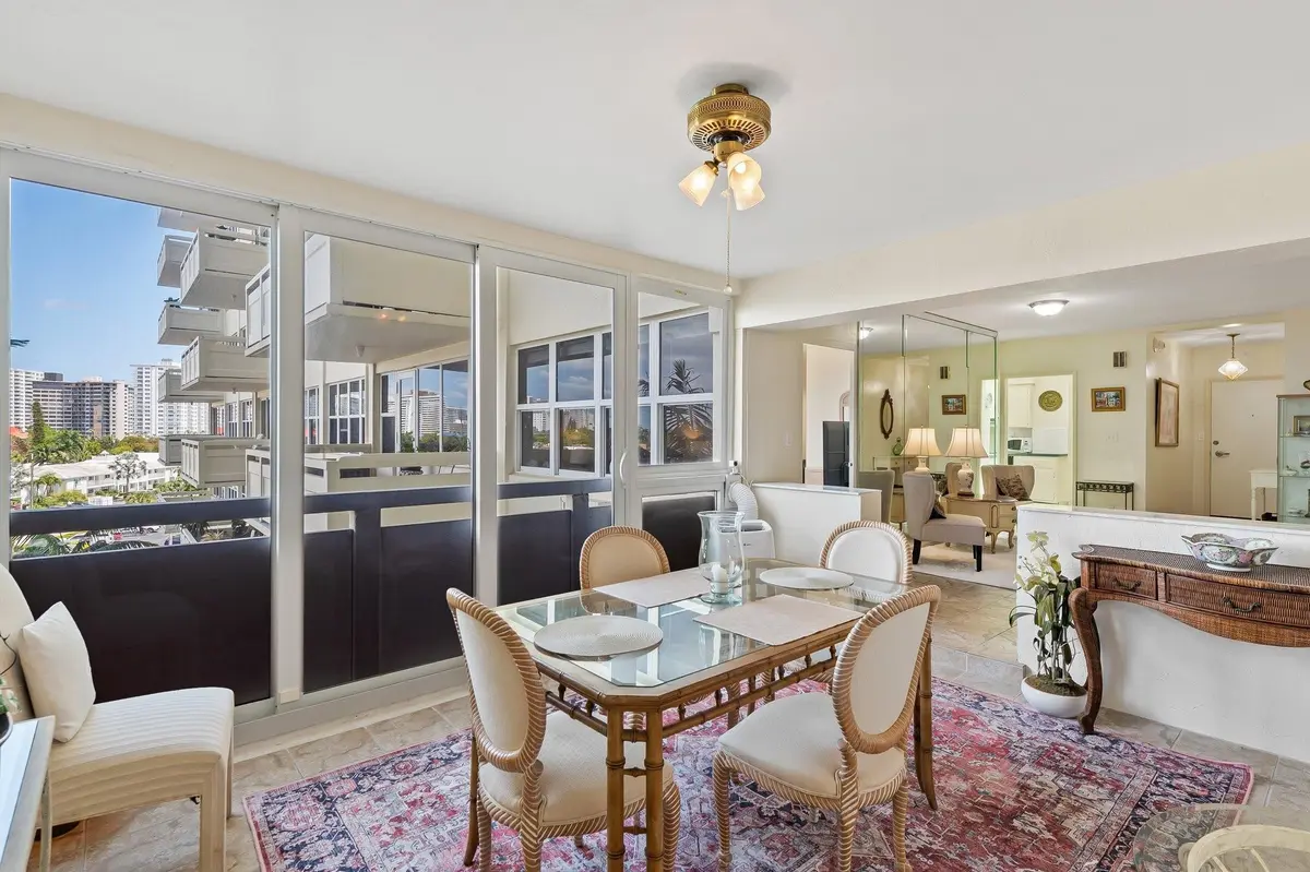 Dning at 3200 NE 36th Street 612, Fort Lauderdale