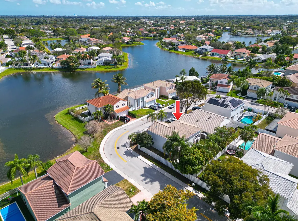 Photo 2 at 601 Lakeshore Terrace, Davie