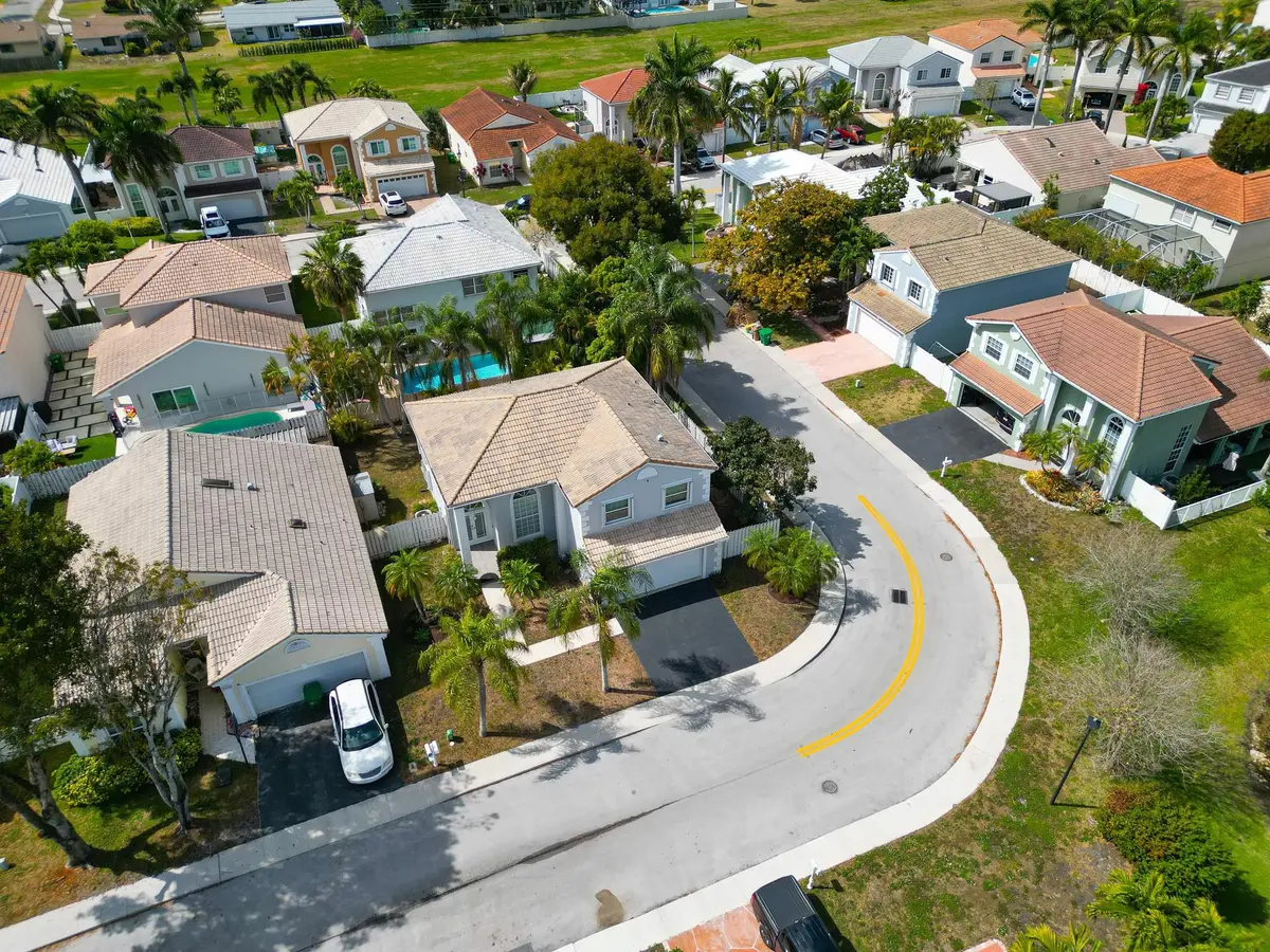 Photo 3 at 601 Lakeshore Terrace, Davie