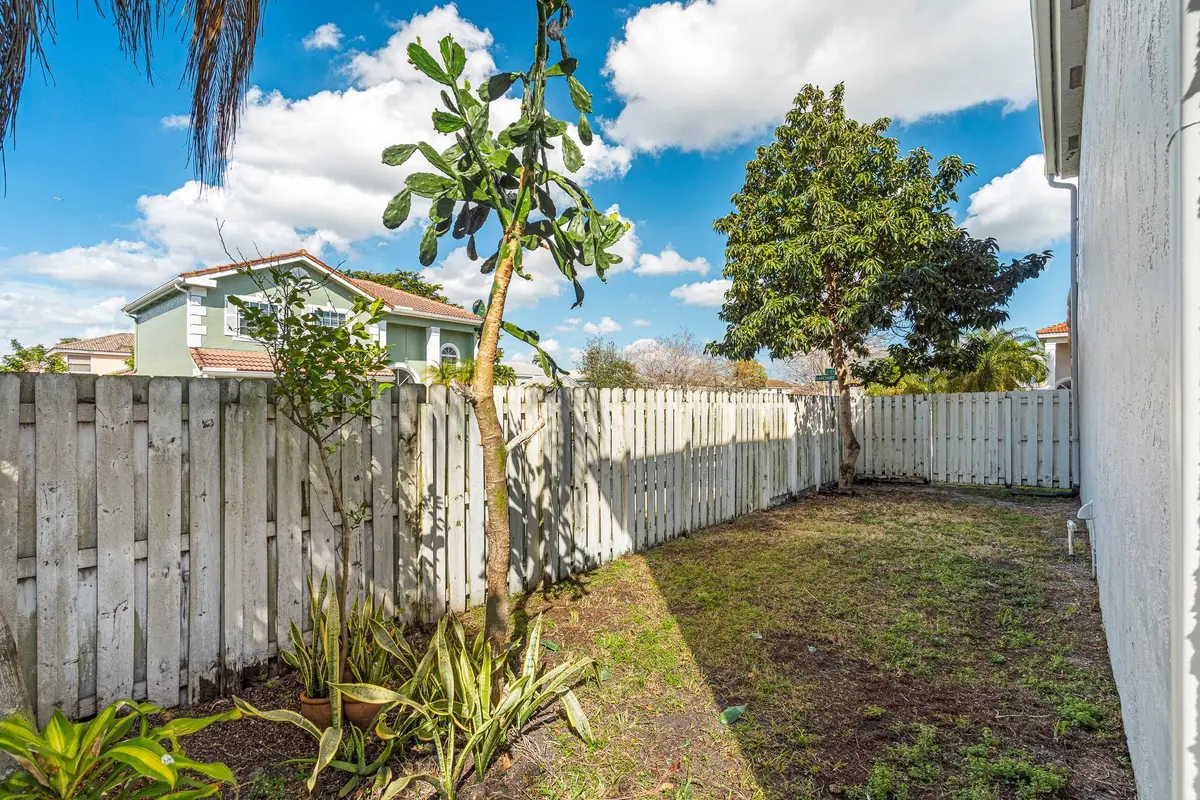 Photo 8 at 601 Lakeshore Terrace, Davie