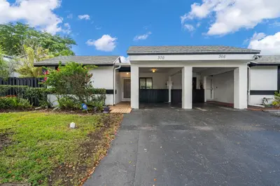 370 Fairway Circle 13, Weston – sold