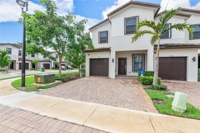 15987 SW 2nd Place 1, Pembroke Pines – Townhouse for sale