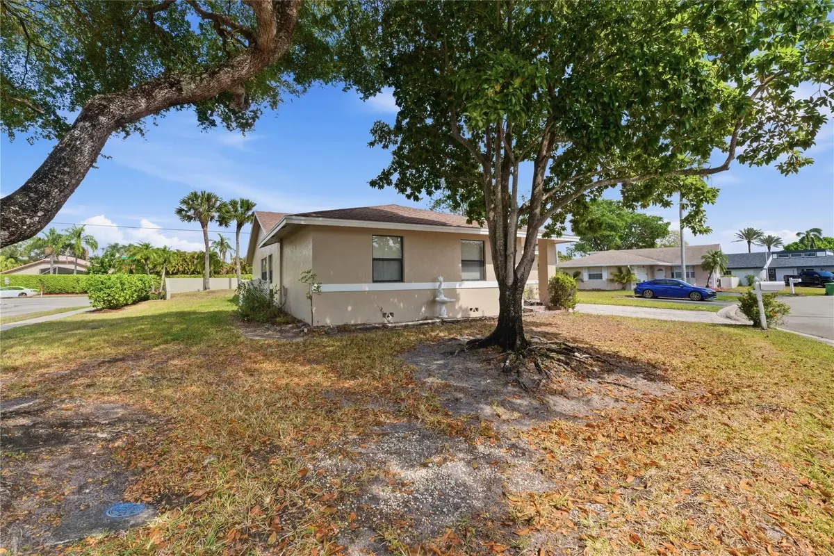 Photo 4 at 7520 NW 88th Terrace, Tamarac