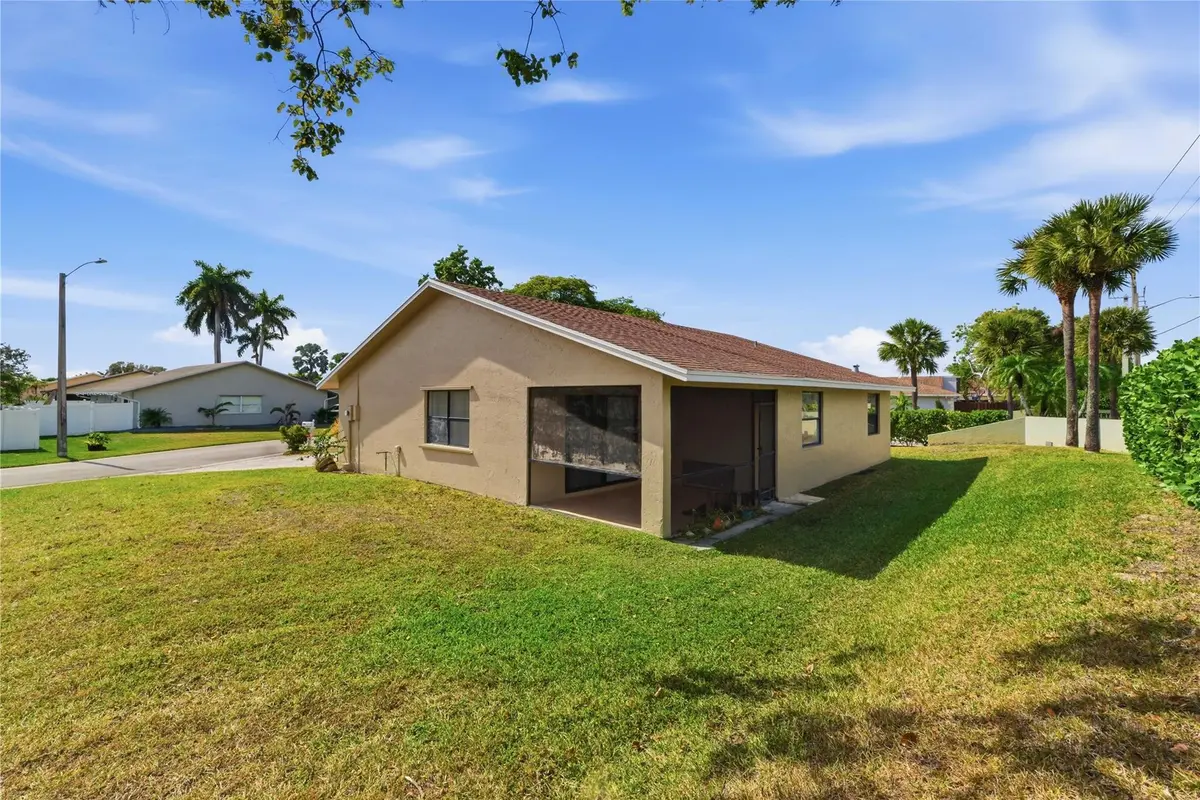 Photo 7 at 7520 NW 88th Terrace, Tamarac