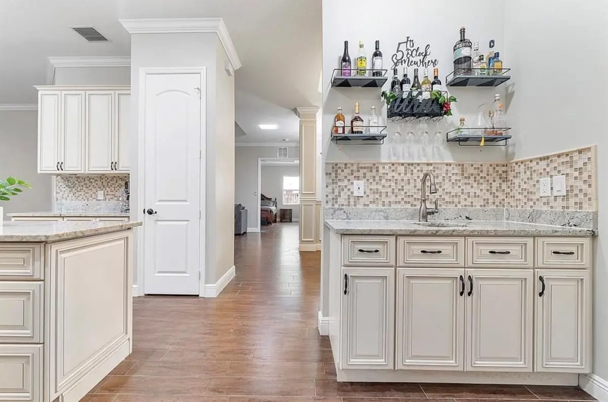 wet bar at 5842 NW Bates Avenue, Port St. Lucie
