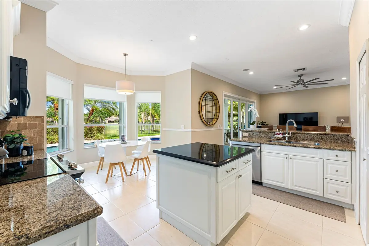 Photo 8 at 2527 Montclaire Circle, Weston