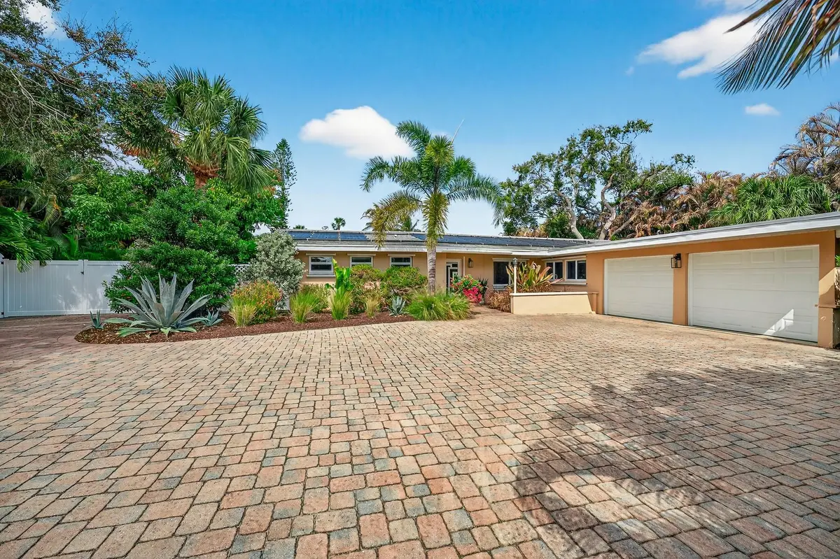Photo 7 at 547 E Causeway Boulevard, Vero Beach