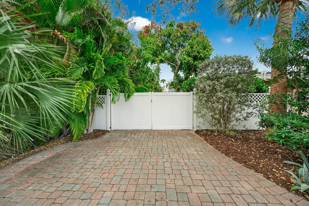Photo 8 at 547 E Causeway Boulevard, Vero Beach