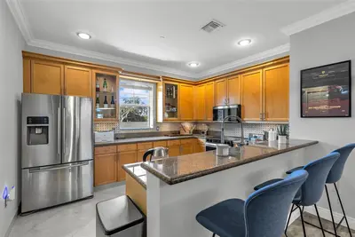 1033 NE 17th Way 1905, Fort Lauderdale – sold