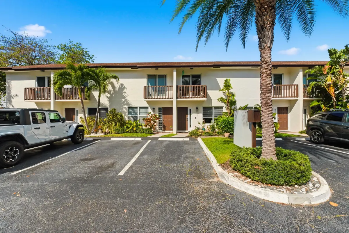 Quaint and Intimate Community at 1917 NE 3rd Street 104, Deerfield Beach