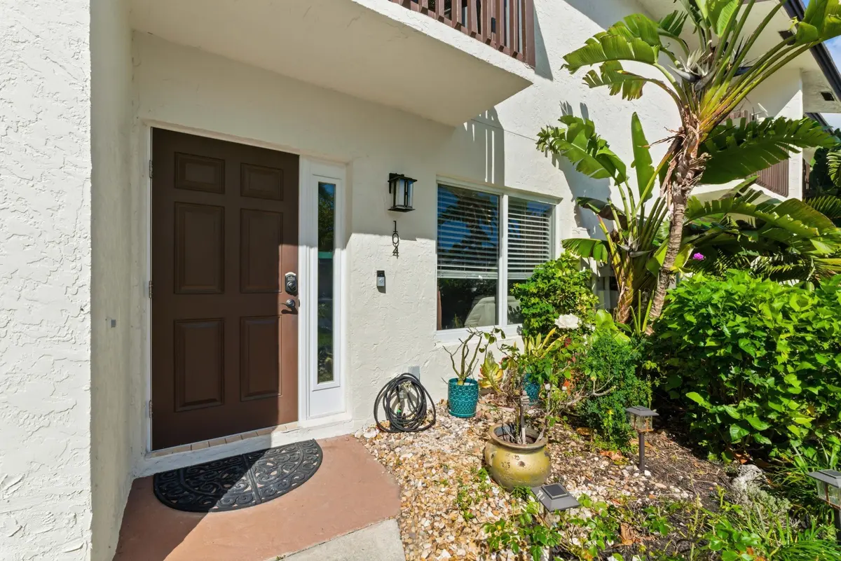Garden at your door at 1917 NE 3rd Street 104, Deerfield Beach