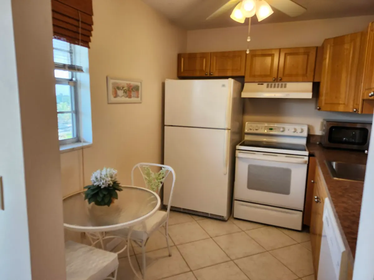 Eat-in Kitchen at 230 NE 26th Avenue 408, Boynton Beach