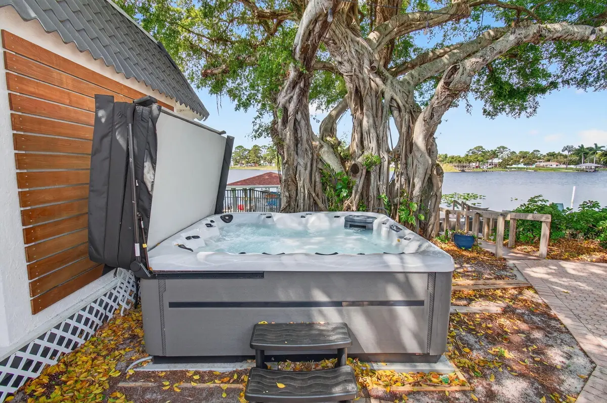 Brandnew Whirlpool at 6647 Paul Mar Drive, Lantana
