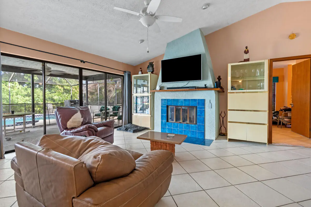 1119 SE Cambridge Drive, Port St. Lucie, FL – photo 2