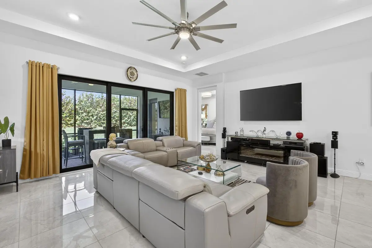 Large Great room at 5492 St Armands Way, Westlake