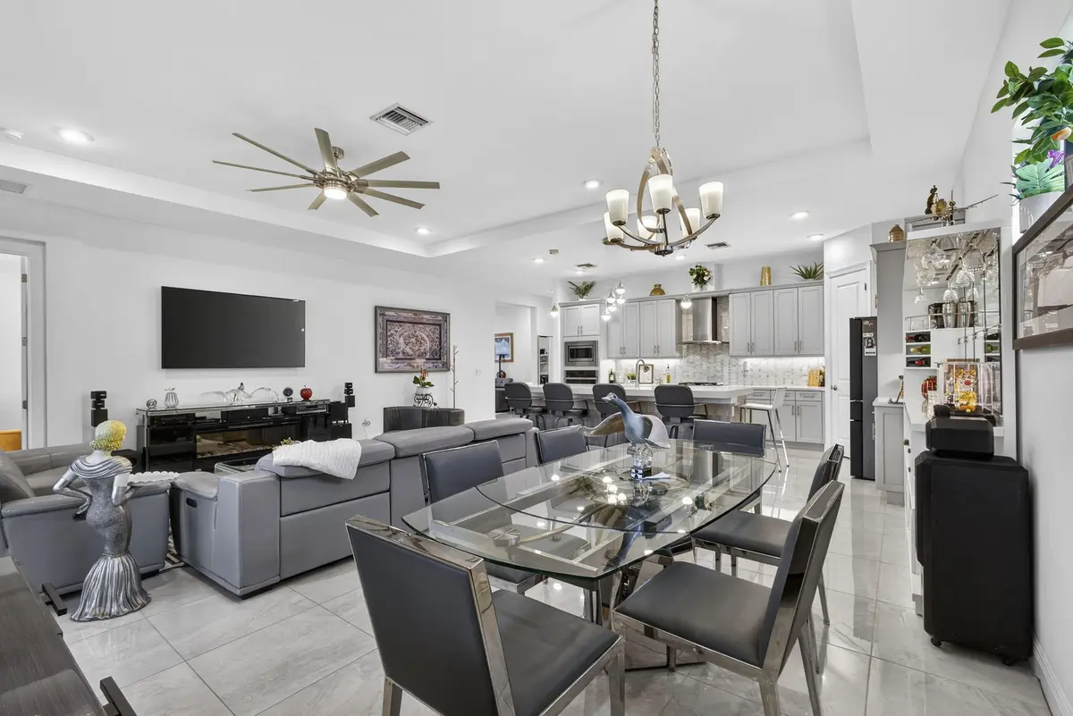 large dining area at 5492 St Armands Way, Westlake