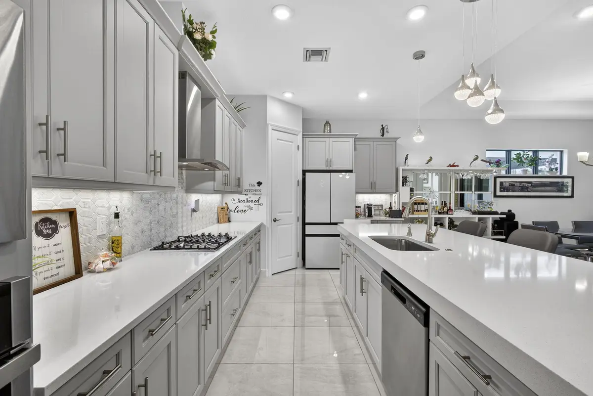 Beautiful tile backsplash at 5492 St Armands Way, Westlake